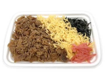 鶏肉の旨味を感じられる御飯に甘辛く煮た鶏肉と錦糸玉子、刻みのり、紅生姜を盛り付けて税込397円! セブン‐イレブンが「かしわめし」を発売