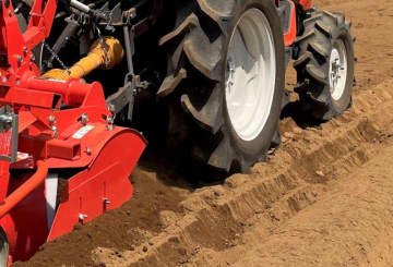 トラクターに上半身巻き込まれ男性死亡　1人で農作業中か　君津市