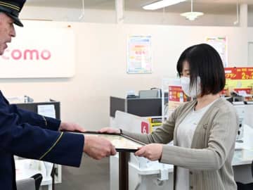 怪しい…ドコモ店員が詐欺を阻止　「警察からLINEで調書を取りたいと言われてる」　千葉西署が感謝状　「否定せず話を聞くことが大事」