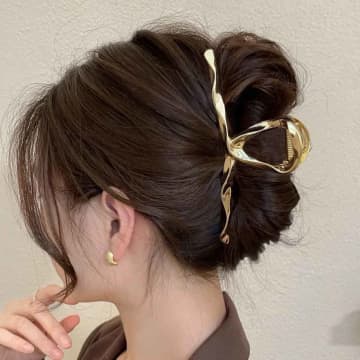 最旬のヘアアクセで個性アップのアレンジを楽しんで♡