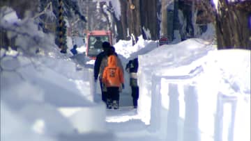 【警戒】今季“最強最長寒波”で歴史的大雪が列島直撃…スタック、スリップする車相次ぐ　倒木除去作業中に警備員が死亡する事故も　交通機関や物流にも影響が…