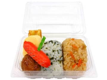 しそわかめのおむすび＆かしわめしのおむすびと赤ウインナーや卵焼きなどがセットで税込399円! セブン‐イレブンが「おむすび＆おかずセットしそわかめ・かしわ」を発売