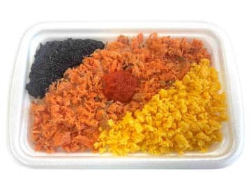 ご飯に紅鮭、明太子、海苔佃煮、玉子そぼろの4種類の具材をのせて税込399円! セブン‐イレブンが「紅鮭明太子ごはん」を発売