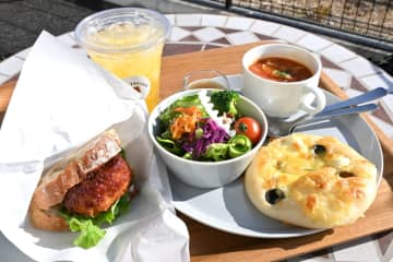 みんな大好き！おいしいパンと新鮮野菜が並ぶ「おおみやパンカフェ」（千葉市緑区）