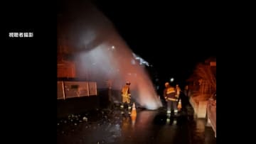 【中継】今度は千葉・大網白里市の住宅街で道路が陥没　破裂した水道管の水柱で付近のアパートの窓が割れる被害も