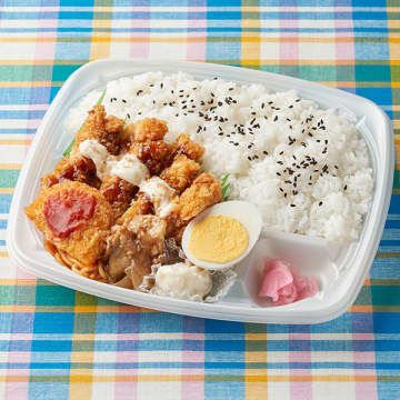 タルタルをかけたチキンカツ、豚しょうが焼き、ゆで卵、コロッケなど6種の具材のお弁当! ファミリーマートが「6種盛り！タルタルチキンカツ弁当」を本日11日(火)発売