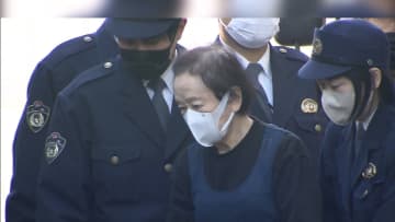 「はねたのは野良犬だと思った」信号機ない横断歩道でひき逃げ84歳女を逮捕　おぼつかない足取りで警察車両に