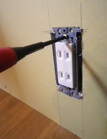 ★DIYでゲストハウス作ってみた★コンセント設置編