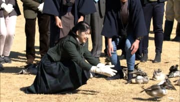 愛子さまが両手でカモを持ち…初の「鴨場接待」で各国の駐日大使と英語で会話　一人一人と握手交わされる
