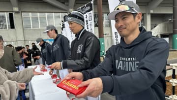 【ロッテ】宮崎のキャンプで「バレンタインデー企画」選手が集まったファンにチョコレートを手渡し