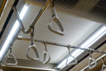 ぶつかりおじさん？ 電車内でわざと腕をぶつけてくる男性に「やめてください！」と叫んだ結果　空気は一変し……