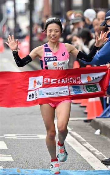 女子1位でフィニッシュする西村美月（天満屋、千原台高出）＝びぷれす熊日会館前（上杉勇太）