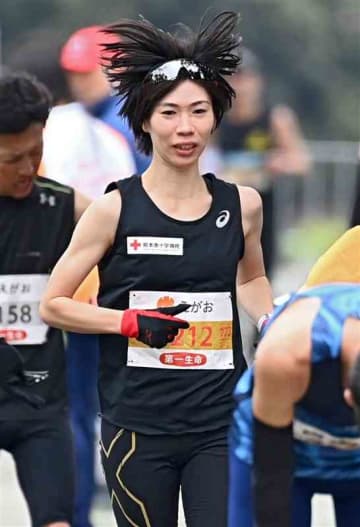 フルマラソンの女子で4連覇を飾った加藤みちる選手（熊本市）＝16日、熊本市中央区（石本智）