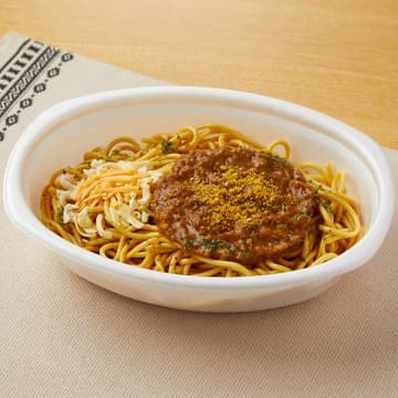 特盛のスパイシーなカレー味の太麺パスタに、辛口カレーソースや数種のチーズ、パセリ、カレー粉をトッピングして887kcal! ファミリーマートが「特盛 太麺！チーズのせカレースパゲティ」を発売