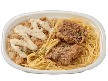 にんにく醤油和えのご飯とペペロンチーノのW炭水化物に、大ぶり唐揚、背脂にんにくマヨを盛り付けた1,298kcalの大盛弁当! セブン‐イレブンが「背脂にんにくマヨ 唐揚げ＆ペペロンチーノ」を発売