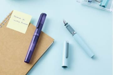 どんな書き方でも書きやすいペン「TUZU」にライトブルー・クリアバイオレット