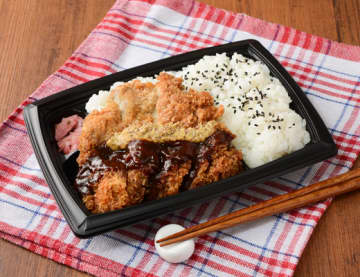 大きなチキンカツに大盛ご飯で1,000kcal超え! ローソンが「ごはん大盛！ソースチキンカツ弁当」を発売