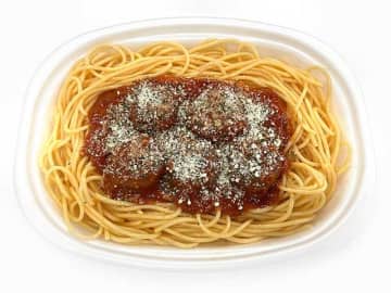 パスタの上にミートボールを5つ盛りつけて783kcal! セブン‐イレブンが「よくばりパスタミートボールのせトマトソース」を発売