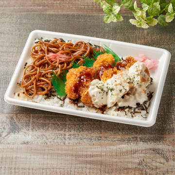 ご飯の上にソース焼きそばとチキンカツをのせて808kcal! ファミリーマートが「ソース焼きそば&チキンカツ弁当」を本日25日(火)発売