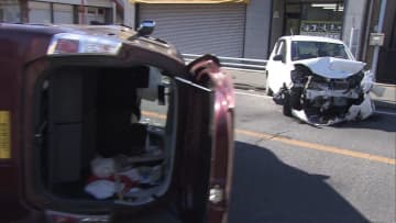 【速報】フロントが大破し1台は横転…軽乗用車同士が衝突する事故　運転していた男性2人がケガで搬送　千葉・八千代市