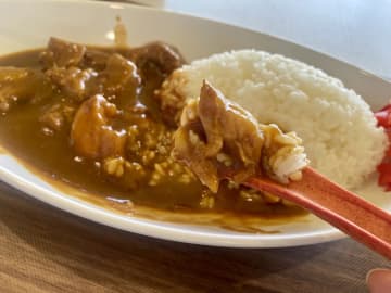 「本当においしい…？」ビーツ味・抹茶味の食べられるスプーンでカレーライスを実食！　温かい緑茶にはかぼちゃ味、500回以上かき混ぜたあとに起きた“変化”とは…？　【中京テレビ「あなたの真ん中取材班」】