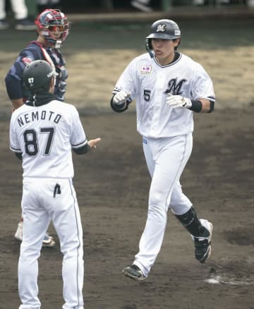 ロッテ安田、豪快な一発　韓国ロッテとの練習試合