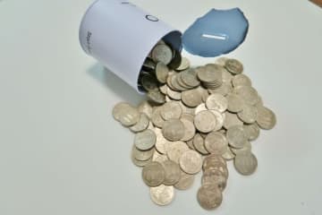 「学校から帰ったら貯金箱が壊されていた」母の酒代とタバコ代に消え……家庭環境に恵まれなかった女性の回想