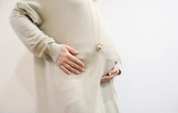 「世の中は妊婦に厳しい」電車内で泥酔した高齢男性に怒鳴りつけられるも周囲は「見て見ぬ振り」　ある30代女性の回想