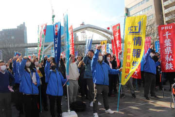 連合千葉が開催した春闘の決起集会で「がんばろう」と声を上げる参加者＝1日、千葉市中央区 