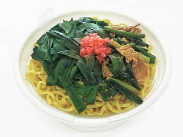 ニラ、豚肉ニラ炒め、紅生姜をピリ辛の醤油ベーススープにラー油を加えたラーメンにのせた! セブン‐イレブンが「ピリ辛醤油仕立て にらラーメン」を発売