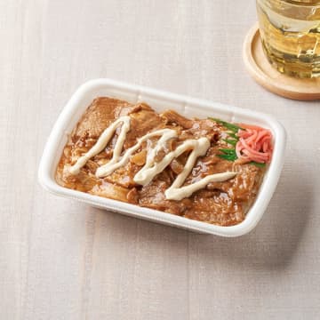 ご飯の上にしょうが・にんにくなど香味野菜の風味豊かなしょうが焼きを盛りつけて税込398円! ファミリーマートが「豚しょうが焼ごはん」を本日4日(火)発売