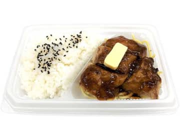 こんがりと焼いたチキンステーキを濃厚なガーリックソースで食べるお弁当が税込486円! セブン‐イレブンが「ガーリックソースのチキンステーキ弁当」を本日4日(火)発売