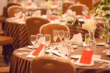 結婚式の余興がひどかった「男性たちが裸にピチピチのビキニパンツ一枚で登場」 身内ノリにドン引きした記憶