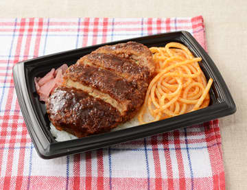 ご飯の上にソースをつけた大きなメンチカツ、スパゲッティ、梅しそ大根をのせて税込448円! ローソンが「メンチカツ弁当」を発売