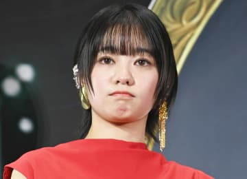 「御上先生」で熱演の20歳女優　青いノースリーブドレス姿が「スタイル良すぎ」「惚れた」「フランス人形の様」