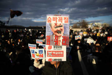 The Untold Story Behind the Impeachment of South Korean President Yoon Suk-yeol| Kang Yong-suk A popular lawyer who is a classmate of Yoon Suk-yeol at the Judicial Research and Training Institute and boasts 1 million followers on YouTube, revealed the full details of the "presidential impeachment trial" in an exclusive interview.