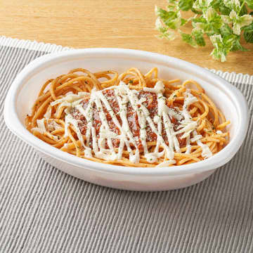 特盛の太麺パスタ＆ニンニクの旨みがきいたミートソースにチーズソース・シュレッドチーズ・粉チーズ・パセリをトッピングして770kcal! ファミリーマートが「特盛 太麺！3種チーズのミートソース」を発売