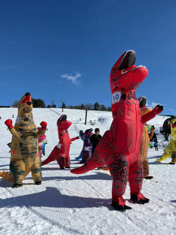 【迫力】広大なゲレンデを「恐竜」が爆走!! 人気スキー場の“超個性派イベント”が楽しい♪