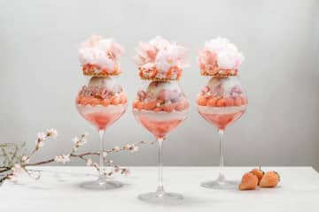 希少な“白イチゴ”を使用した桜パフェ！新宿「サロン ベイクアンドティー」から