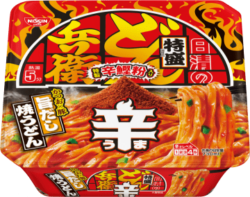 インパクト抜群な山盛り「特製辛鰹粉」で真っ赤なカップ焼うどん! 「日清の辛どん兵衛 特盛 旨だし焼うどん」が発売