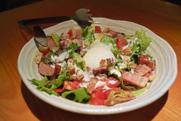 料理の取り分けは女の仕事だと思ってる!？ 「婚活で出会った男性全員、黙って待ってるだけでした」投稿に注目集まる