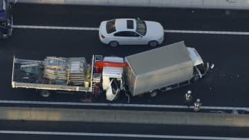外環自動車道でトラック4台と車1台絡む事故…5人負傷し4人病院に搬送　約20kmの渋滞発生も　千葉県