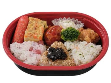 梅ゆかり、昆布、小松菜小エビの3種のおにぎりと、赤ウインナーやブロッコリー、唐揚げなどのおかずを詰め合わせた大人も子供も楽しめるお弁当が税込429円! セブン‐イレブンが「春の彩り おにぎりランチ」を発売