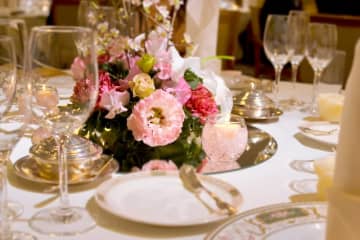 結婚式の新郎衣装で追加料金が発生、シールを貼ってやり過ごすと言ったら「安物の羽織を貸します」と言われた男性
