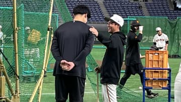 ロッテの菊地吏玖が専修大の先輩にご挨拶　巨人の松本哲也コーチも笑顔で応じる