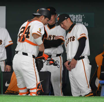まさかの理由で試合中断！　巨人・阿部監督も苦笑いの珍事とは？