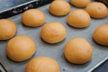“2倍サイズ”のくりーむパンも！　2日間だけの特別企画「八天堂感謝祭2025」　八天堂カフェリエきさらづ