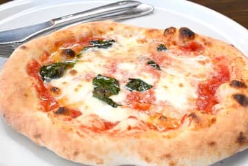 新港工業団地にオープンして26年。薪窯を約400度に熱して焼き上げる自家製ピザ「ピッツェリア ヴィーコロ」（千葉市美浜区）