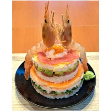 なんだこの、そそり立つ寿司ケーキ「行列のできる海鮮丼」が想像以上にすごい！