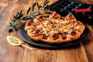 まさかのピザ登場ーーーっっ！！！エッジにたこ焼き、トッピングに焼きそば！衝撃の新作